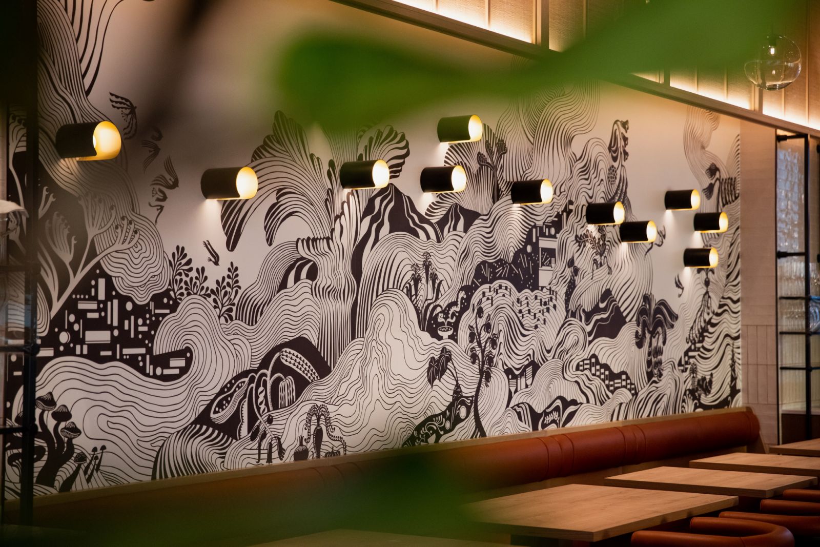 餐廳內展示壁畫(Photo: 台北W飯店提供)