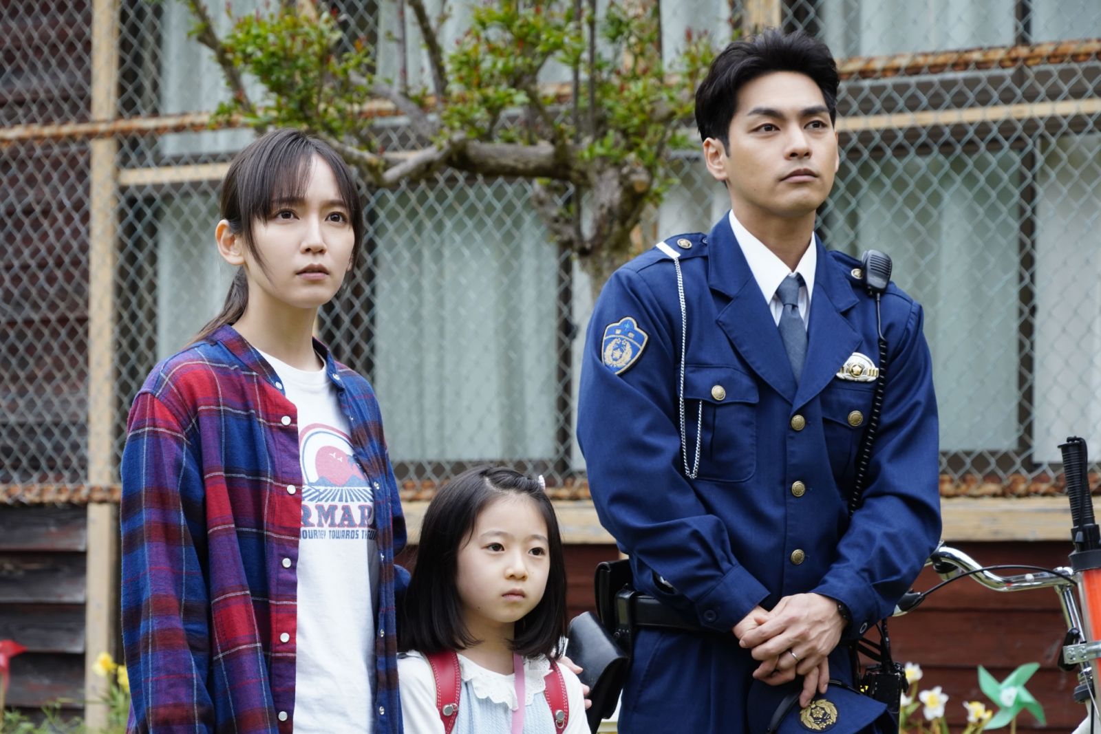 有希與真白在警察署人員的保護下先離開供花村(Photo:Disney+)