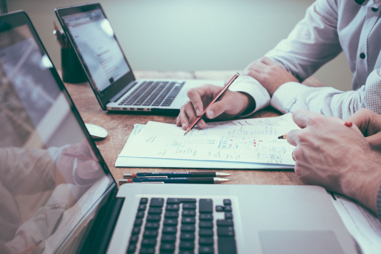 Work with an experienced professional (Photo: Unsplash/@Scott Graham)