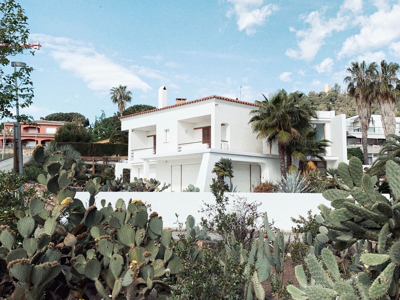 Invest in a fresh coat of paint to improve curb appeal (Photo: Unsplash/ @Zac Cain)