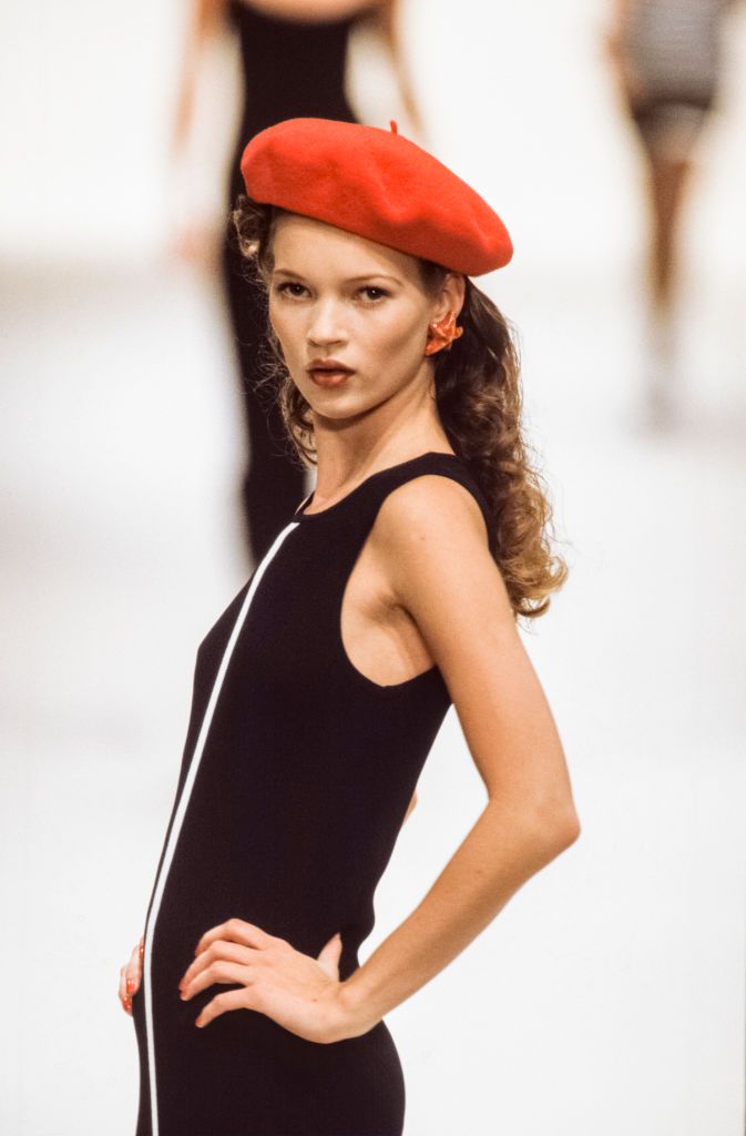 Kate Moss au dÃ©filÃ© Yves Saint-Laurent, PrÃªt-Ã -Porter, collection Ã©tÃ© 1994 Ã  Paris en octobre 1993, France. (Photo by ARNAL/GARCIA/Gamma-Rapho via Getty Images)