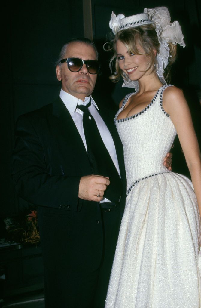Claudia Schiffer et Karl Lagerfeld lors du dÃ©filÃ© haute couture de Chanel en juillet 1992 Ã  Paris, France. (Photo by Pool ARNAL-PICOT/Gamma-Rapho via Getty Images)