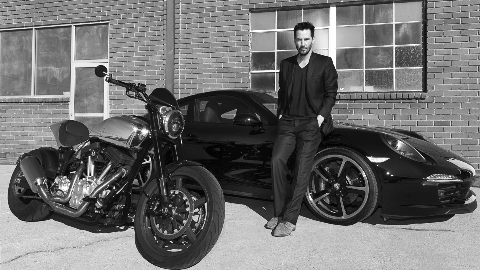 Wenn Keanu Reeves nicht gerade mit seinem 911 Carrera 4S unterwegs ist, hat er eines seiner Arch Motorräder, die er mit seinen Partnern entwickelt hat und die er bald in Serienproduktion auf den Markt bringen will.