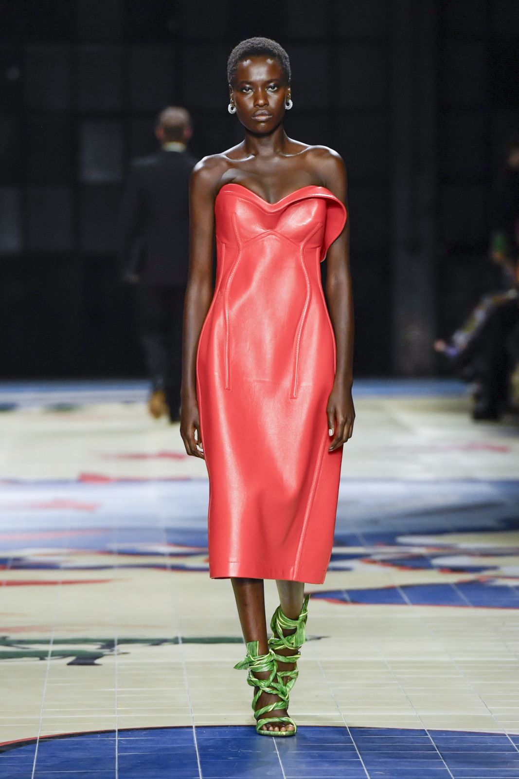 MILAN, ITALY - SEPTEMBER 23: A model walks the runway during the Bottega Veneta Ready to Wear Spring/Summer 2024 fashion show as part of the Milan Fashion Week on September 23, 2023 in Milan, Italy. (Photo by Victor VIRGILE/Gamma-Rapho via Getty Images)