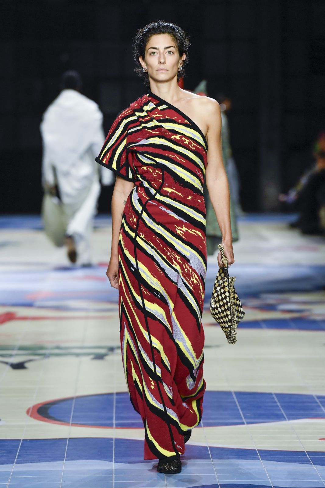 MILAN, ITALY - SEPTEMBER 23: A model walks the runway during the Bottega Veneta Ready to Wear Spring/Summer 2024 fashion show as part of the Milan Fashion Week on September 23, 2023 in Milan, Italy. (Photo by Victor VIRGILE/Gamma-Rapho via Getty Images)