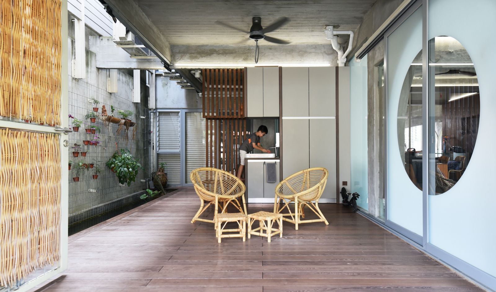 Simple rattan furniture was a natural choice