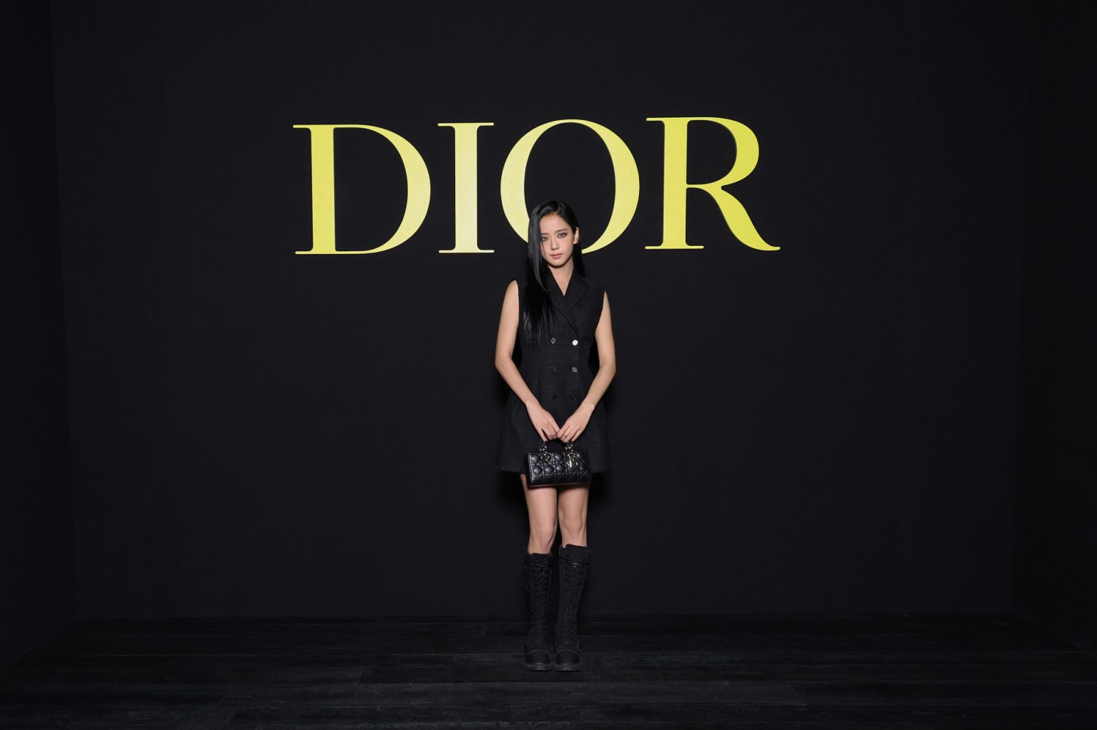 PARIS, FRANCE - SEPTEMBER 26: Jisoo attends the Christian Dior Womenswear Spring/Summer 2024 show as part of Paris Fashion Week  on September 26, 2023 in Paris, France. (Photo by Pascal Le Segretain/Getty Images for Christian Dior)