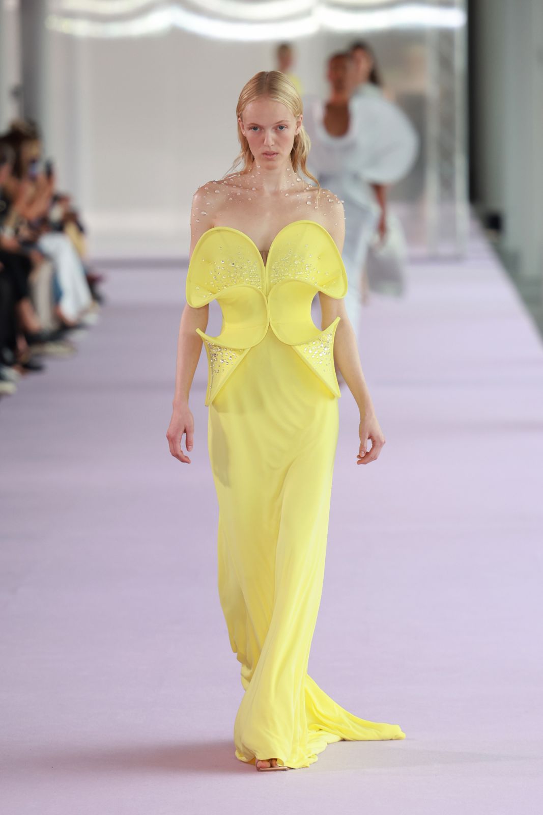 MILAN, ITALY - SEPTEMBER 20: A model walks the runway at the Del Core fashion show during the Milan Fashion Week Womenswear Spring/Summer 2024 on September 20, 2023 in Milan, Italy. (Photo by Arnold Jerocki/Getty Images)