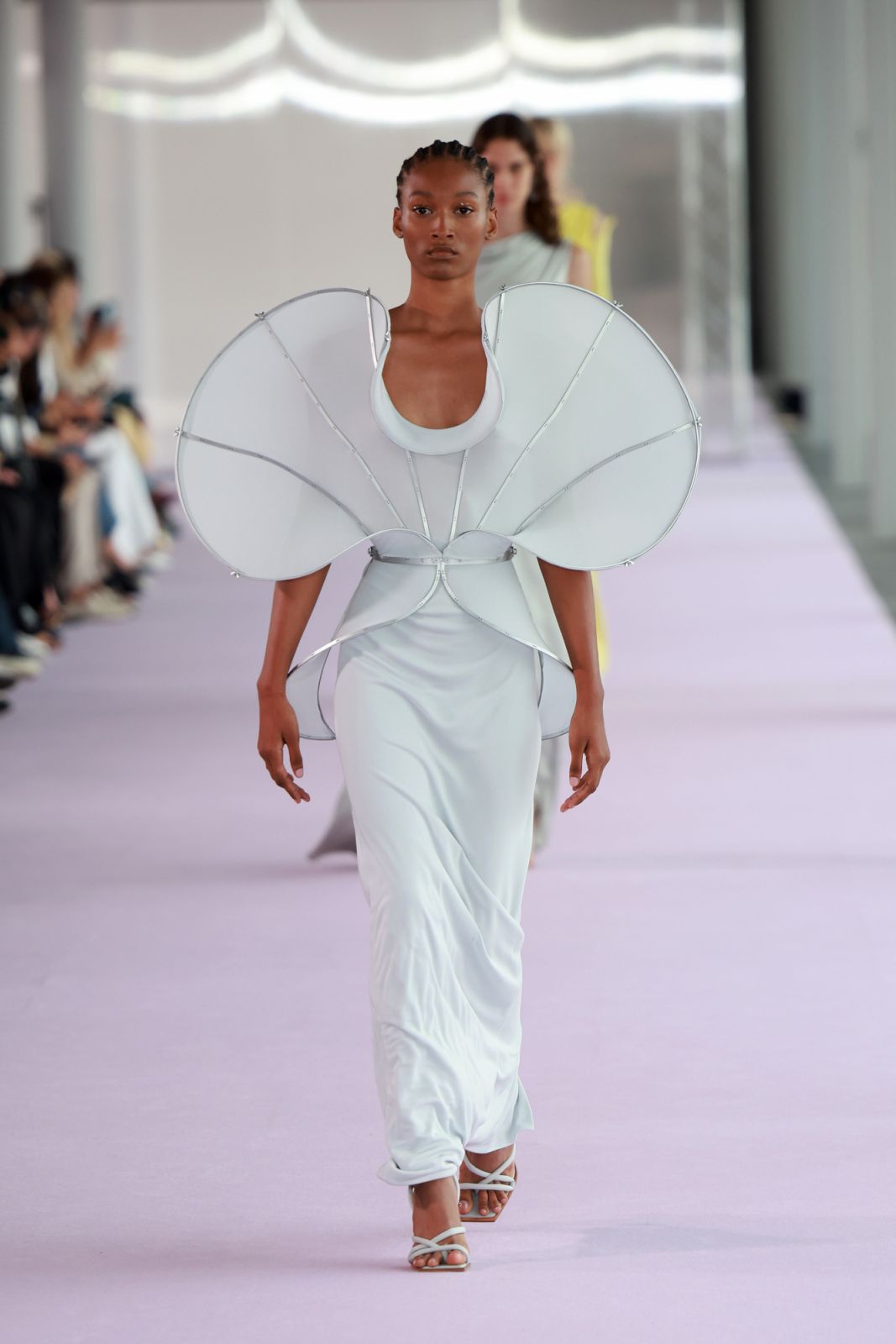 MILAN, ITALY - SEPTEMBER 20: A model walks the runway at the Del Core fashion show during the Milan Fashion Week Womenswear Spring/Summer 2024 on September 20, 2023 in Milan, Italy. (Photo by Arnold Jerocki/Getty Images)