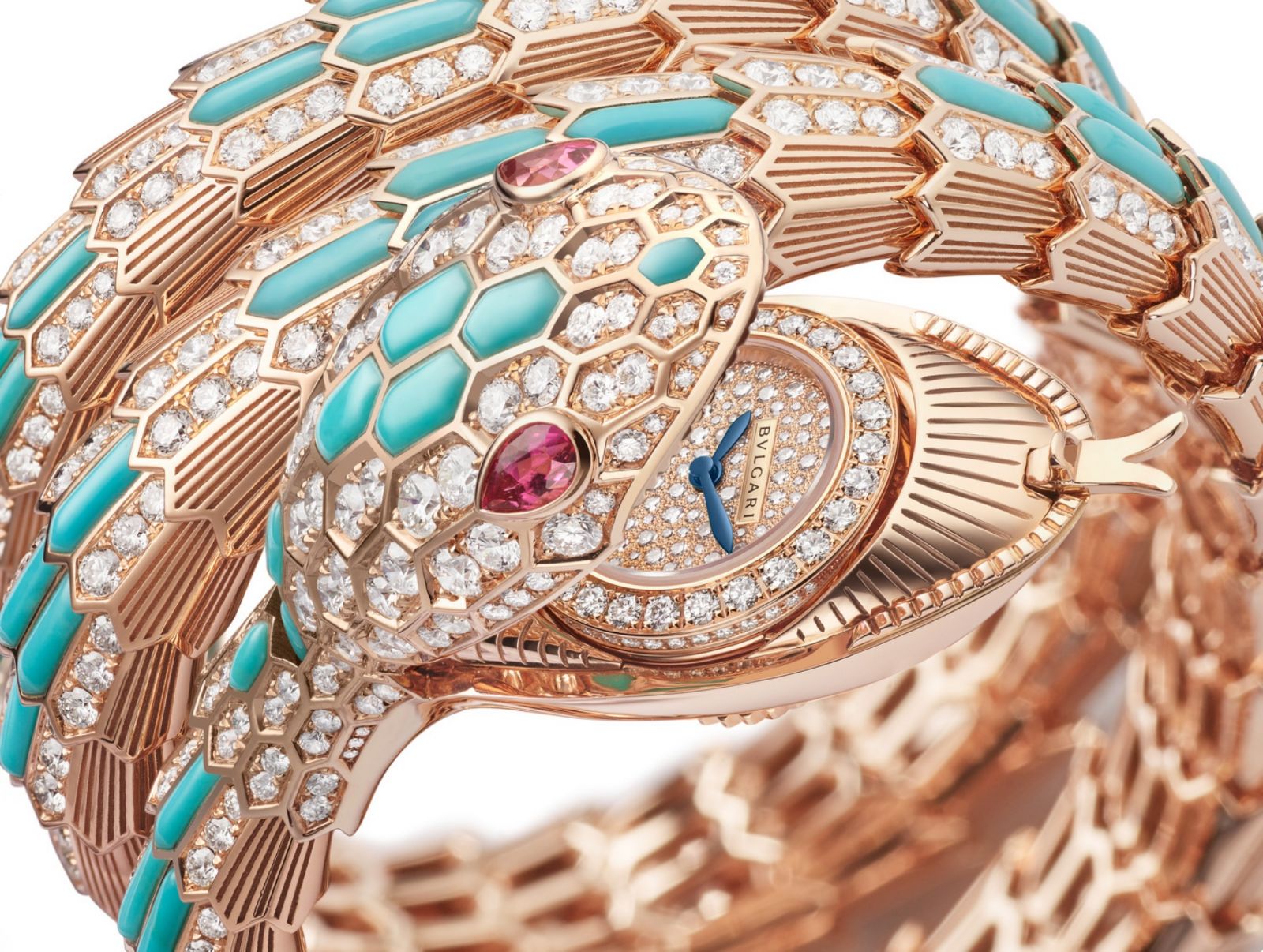 Serpenti Misteriosi神秘腕錶,鑲嵌綠松石與鑽石。(Photo: Bulgari)