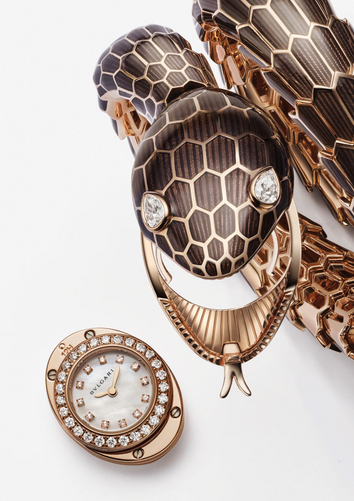 Serpenti Misteriosi神秘腕錶,黑色漆藝款,搭載的錶盤可以取下。(Photo: Bulgari)