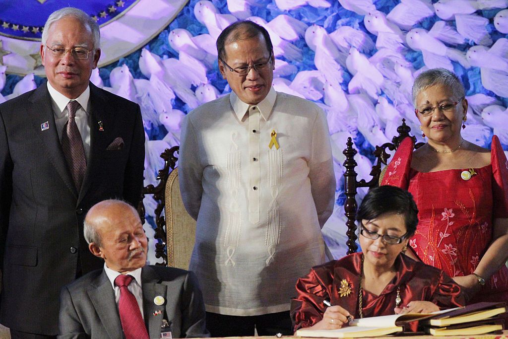 President Benigno S. Aquino III and Malaysian Prime Minister Dato' Sri Haji Mohammad Najib bin Tun Haji Abdul Razak witness MILF Peace Panel chairman Mohagher Iqbal GPH Peace Panel chairperson Professor Miriam Coronel-Ferrer and Malaysian facilitator Tengku Dato Abdul Ghafar sign the Comprehensive Agreement on the Bangsamoro (CAB). (Photo: Presidential Photo Division via Getty Images)