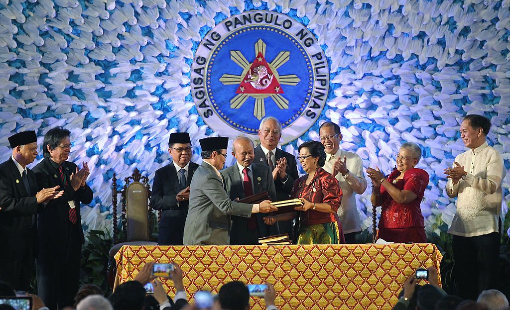 President Benigno S. Aquino III and Malaysian Prime Minister Dato' Sri Haji Mohammad Najib bin Tun Haji Abdul Razak witness MILF Peace Panel chairman Mohagher Iqbal GPH Peace Panel chairperson Professor Miriam Coronel-Ferrer and Malaysian facilitator Tengku Dato Abdul Ghafar sign the Comprehensive Agreement on the Bangsamoro (CAB). (Photo: Presidential Photo Division via Getty Images)