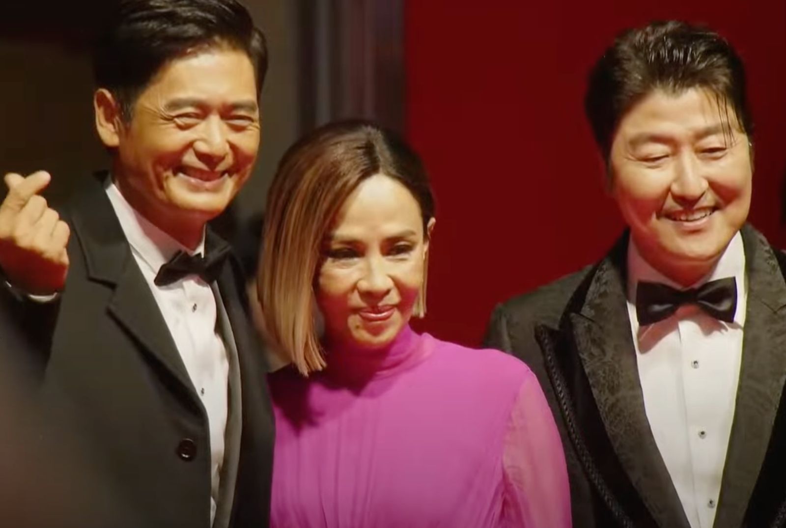 周潤發與妻子陳薈蓮到場,與韓國影帝宋康昊合照(Photo: Screen Capture from BIFF Youtube)