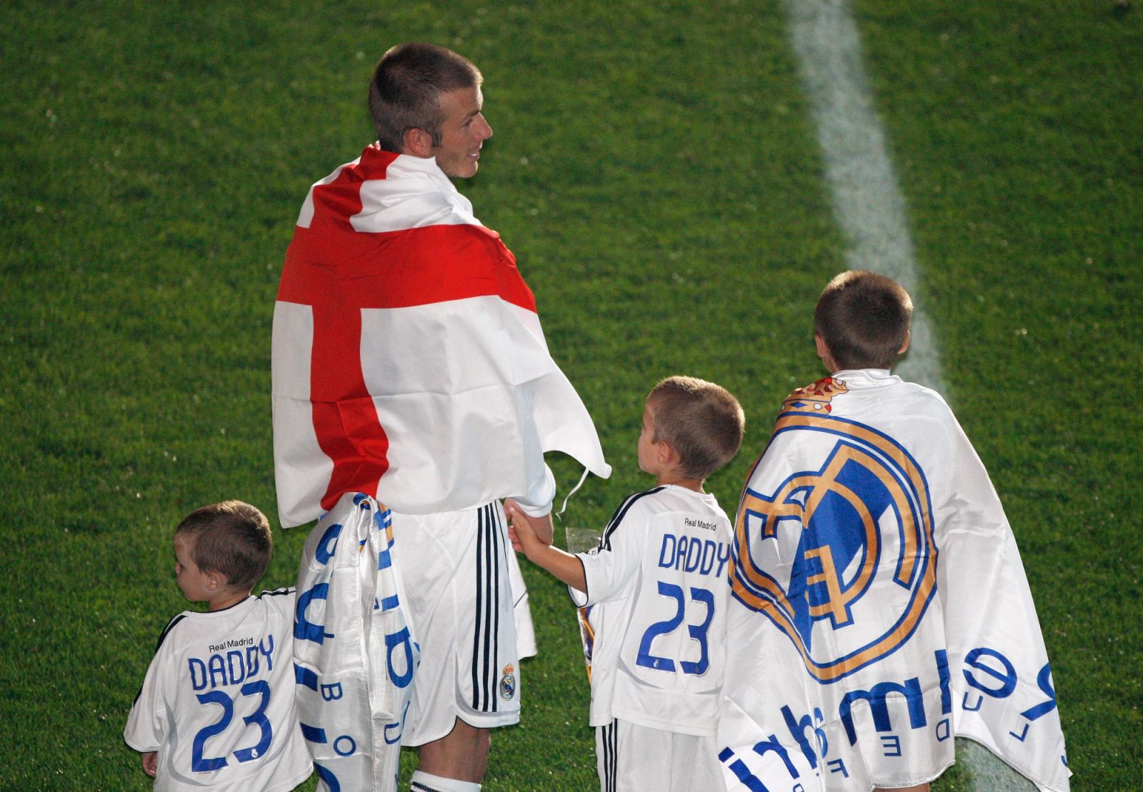 MADRID, SPAIN - JUNE 17: Real Madrid's David Beckham celebrates with his sons after a La Liga match between Real Madrid and Mallorca at the Santiago Bernabeu stadium on June 17, 2007 in Madrid, Spain (Photo by Angel Martinez/Real Madrid via Getty Images) *** Local Caption *** David Beckham