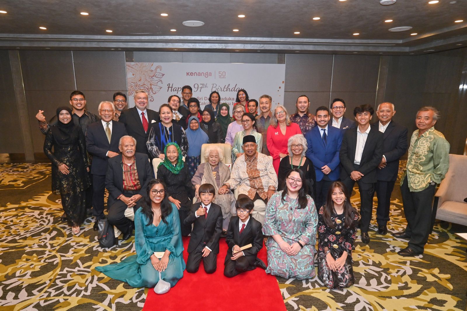 Tan Sri Dato’ Paduka Tengku Noor Zakiah Tengku Ismail and her family members.