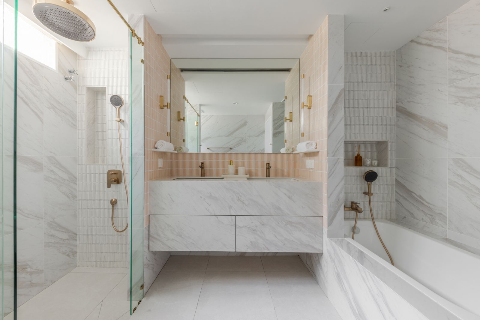 A pretty bathroom