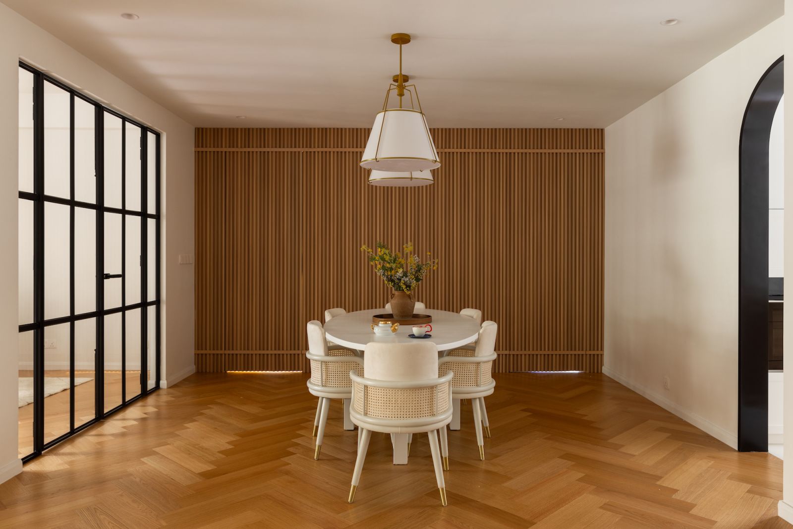 The dining room favours natural materials