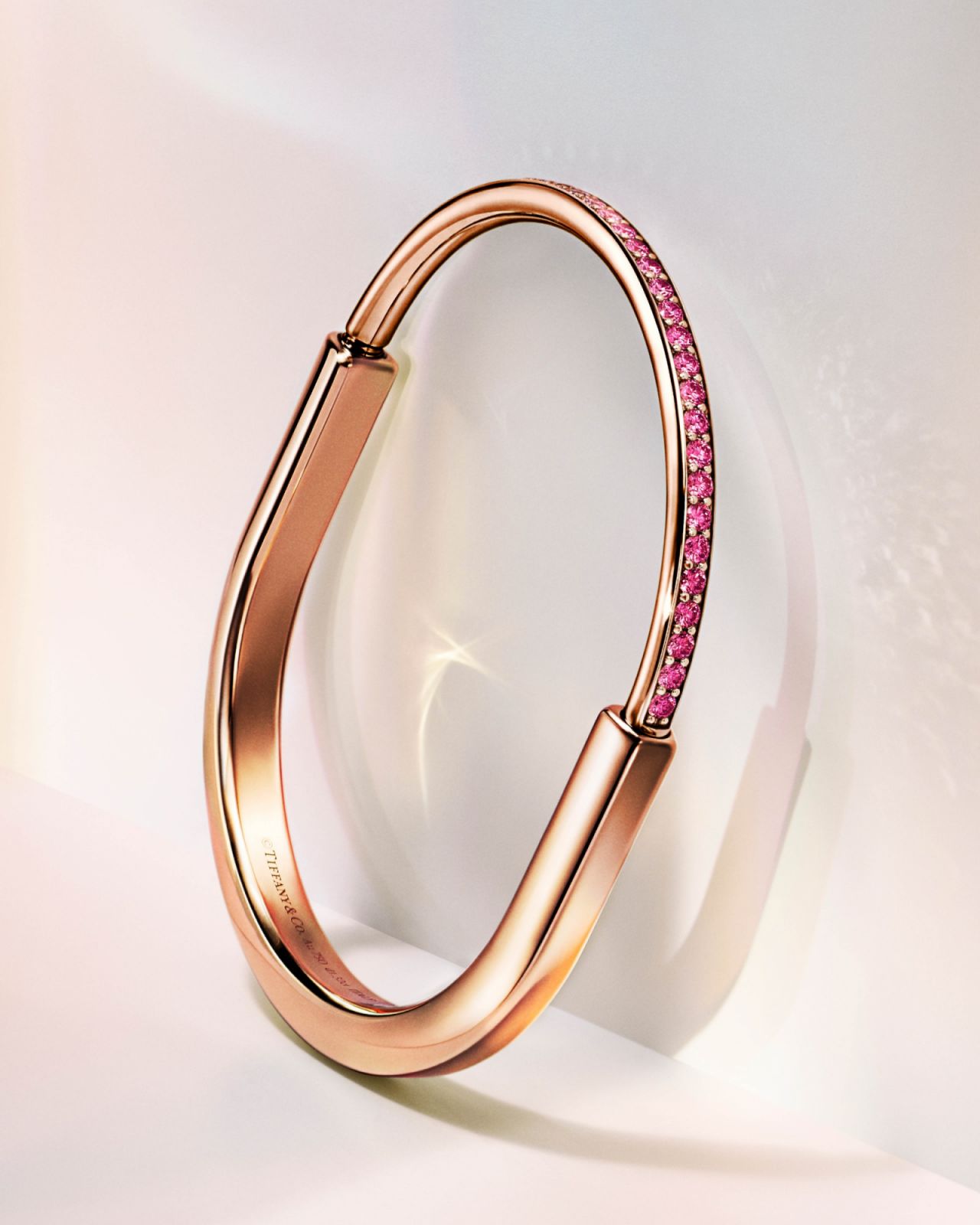 Tiffany Lock Rosé系列18K玫瑰金鑲嵌粉紅剛玉手鐲,定價NT$457,000。(Photo: Tiffany & Co.)