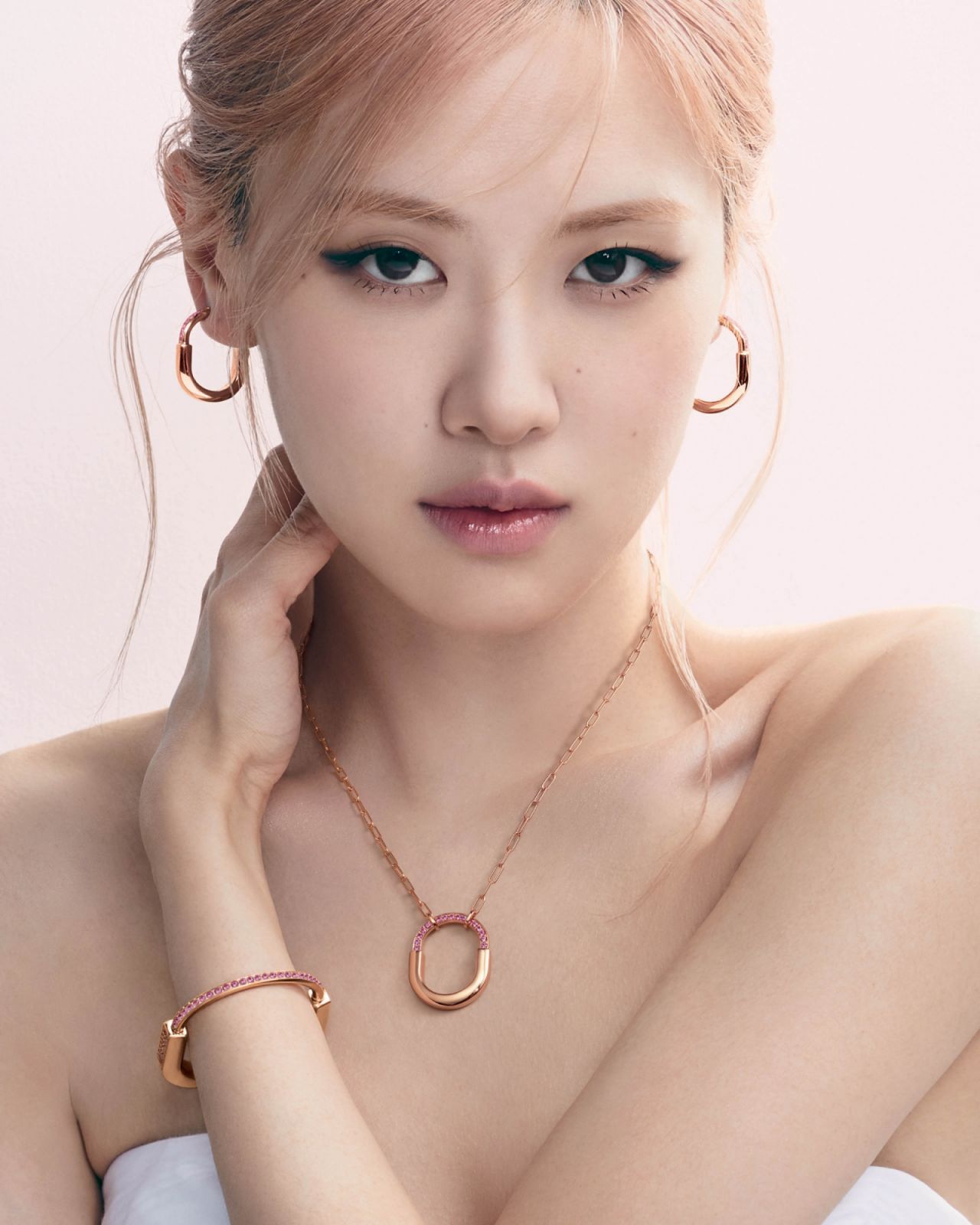 Blackpink成員Rosé佩戴Tiffany Lock Rosé系列。(Photo: Tiffany & Co.)