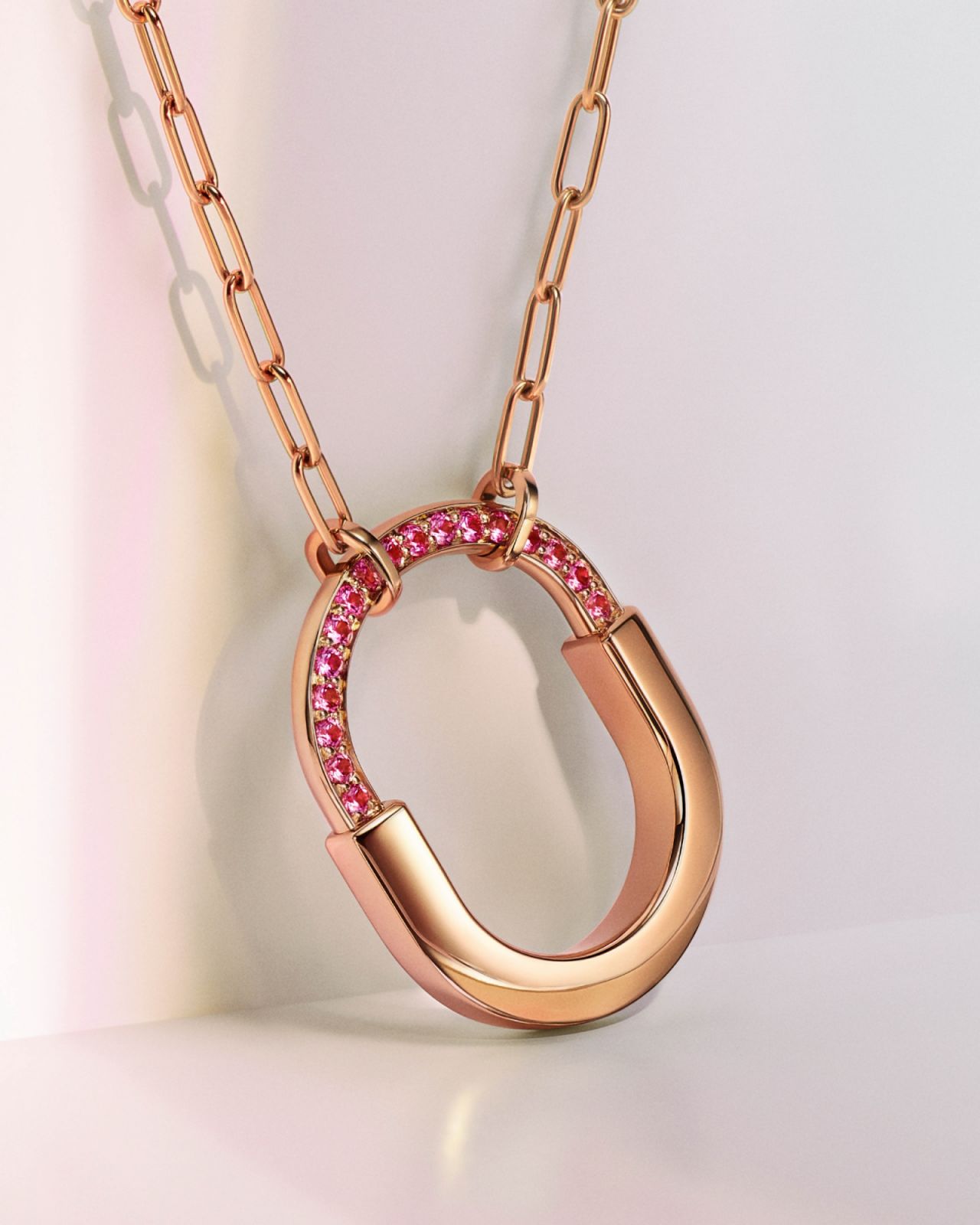 Tiffany Lock Rosé系列,18K玫瑰金鑲嵌粉紅剛玉項鍊,定價NT$197,000。(Photo: Tiffany & Co.)