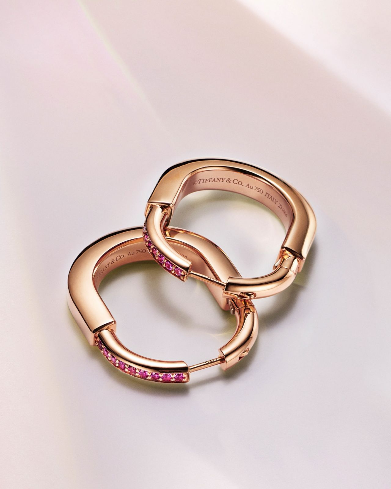 Tiffany Lock Rosé系列18K玫瑰金鑲嵌粉紅剛玉耳環,定價NT$204,000。(Photo: Tiffany & Co.)