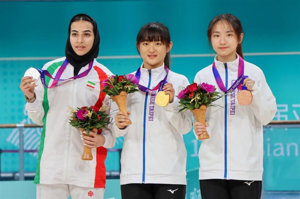 選手劉巧兮(中)及丁于恩(右)於杭州亞運滑輪溜冰自由式輪滑女子速度過樁項目分獲金牌及銅牌。(Photo:體育署)
