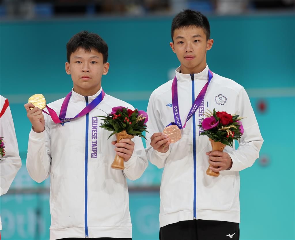 選手王宥鈞(左)及黃品睿(右)於杭州亞運滑輪溜冰自由式輪滑男子速度過樁項目分獲金牌及銅牌(Photo:體育署)
