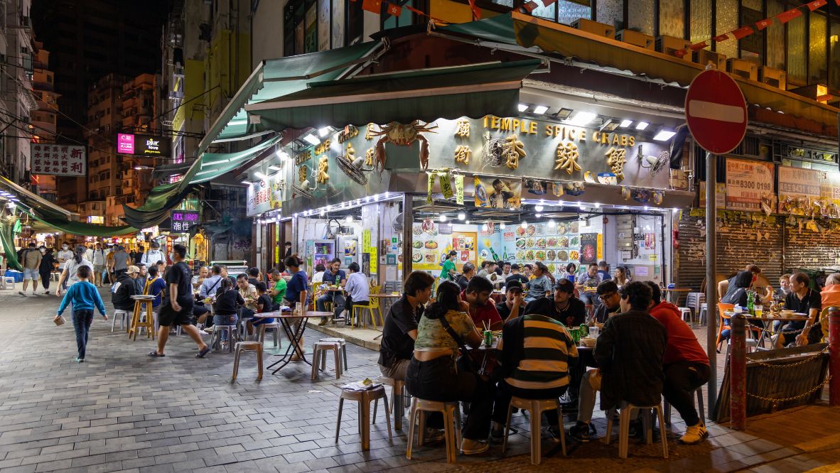 People at the Temple Spicy Crabs in Temple Street, Kowloon, Hong Kong (Photo: Getty Images)