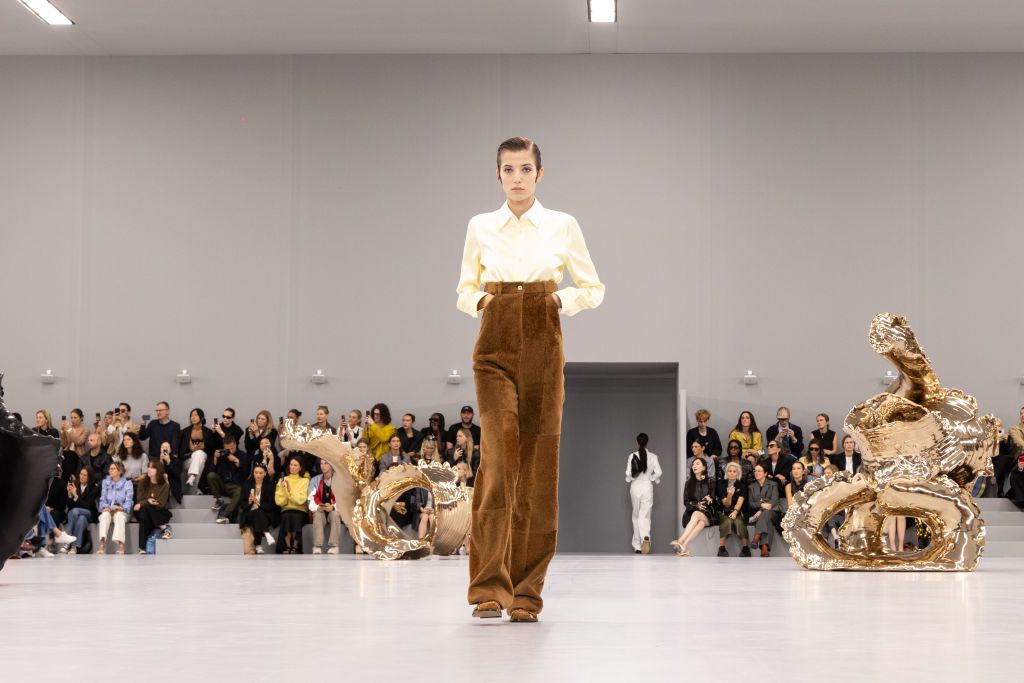 PARIS, FRANCE - SEPTEMBER 29: (EDITORIAL USE ONLY - For Non-Editorial use please seek approval from Fashion House) A model walks the runway during the Loewe Womenswear Spring/Summer 2024 show as part of Paris Fashion Week on September 29, 2023 in Paris, France. (Photo by Peter White/Getty Images)