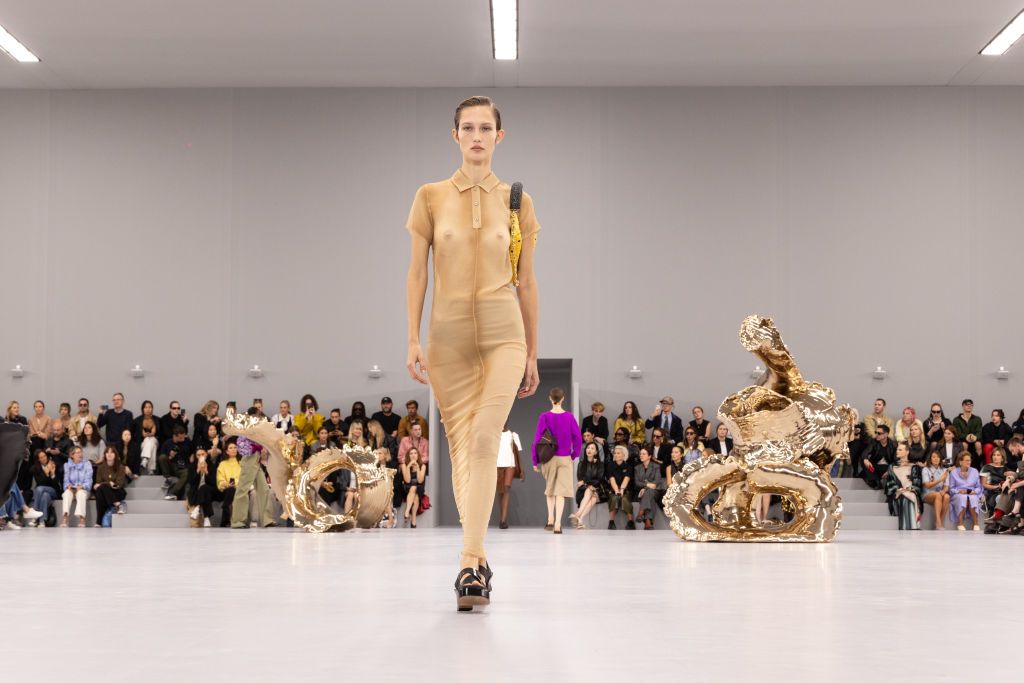 PARIS, FRANCE - SEPTEMBER 29: (EDITORIAL USE ONLY - For Non-Editorial use please seek approval from Fashion House) A model walks the runway during the Loewe Womenswear Spring/Summer 2024 show as part of Paris Fashion Week on September 29, 2023 in Paris, France. (Photo by Peter White/Getty Images)