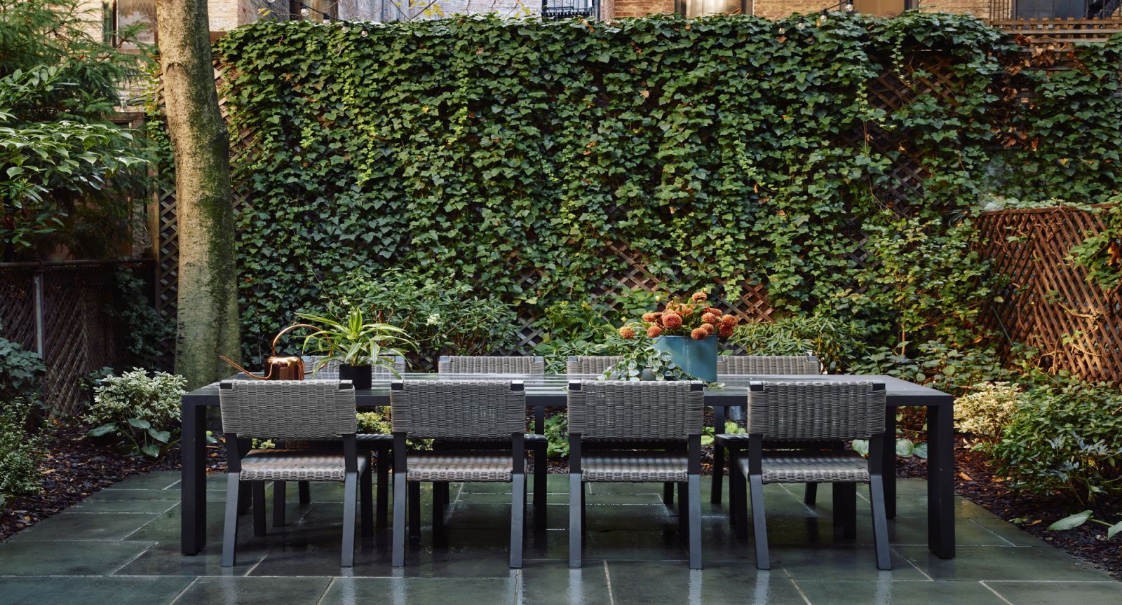 This lush garden wall provides the perfect backdrop for any outdoor event