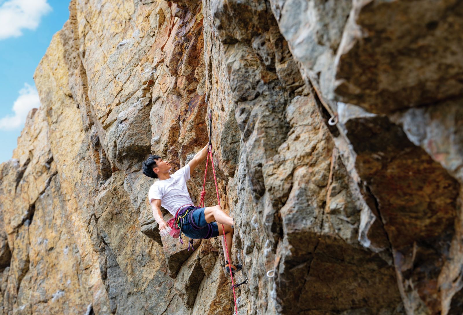 Rock climbing on Tung Lung Chau (Photo: Hong Kong Tourism Board)