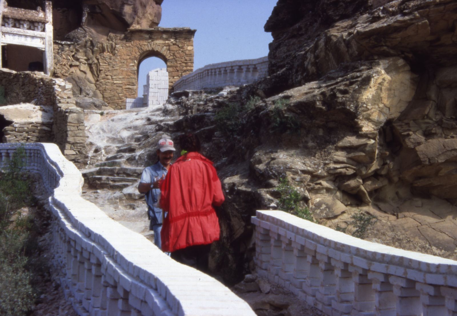 Marina Abramović / Ulay, The Lovers, Great Wall Walk, 1988. Performance; 90 Days, the Great Wall of China.(Photo Courtesy: Marina Abramović Archives)