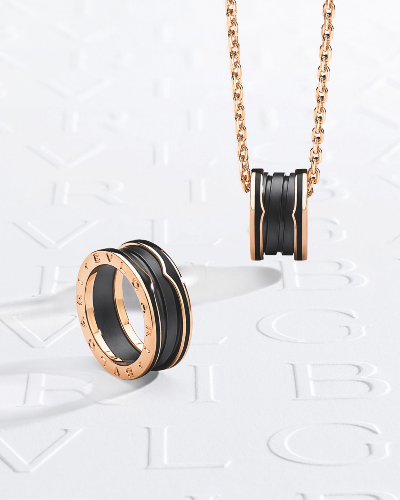 寶格麗B.Zero1系列玫瑰金黑陶瓷吊墜、戒指。(Photo: Bulgari)