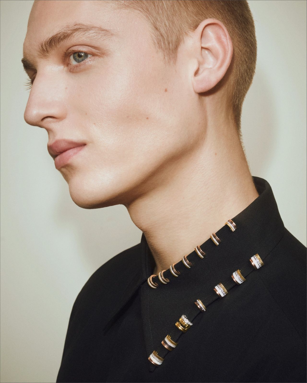 男模佩戴寶詩龍Quatre系列耳夾,將其作為衣服上的別針佩戴。(Photo: Boucheron)
