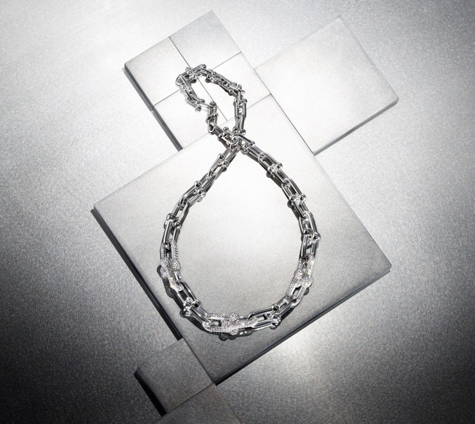Tiffany HardWear系列白K金項鍊。（Photo: Tiffany & Co.）