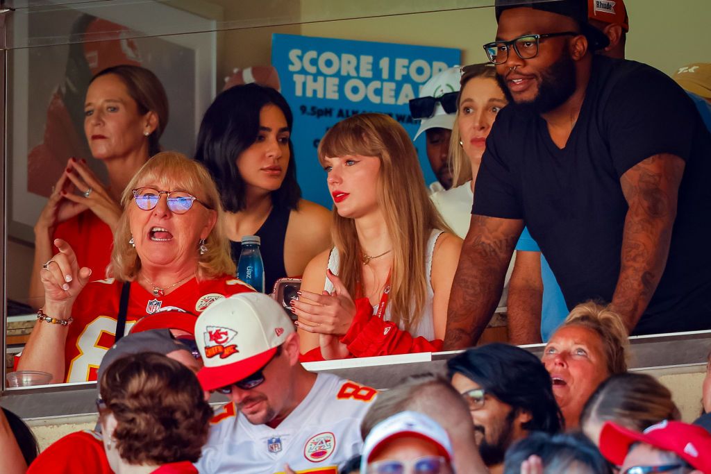 Taylor Swift多次被目擊出席堪薩斯城酋長隊(Kansas City Chiefs)的比賽,默默現身為新男友加油打氣。 (Photo by David Eulitt/Getty Images)