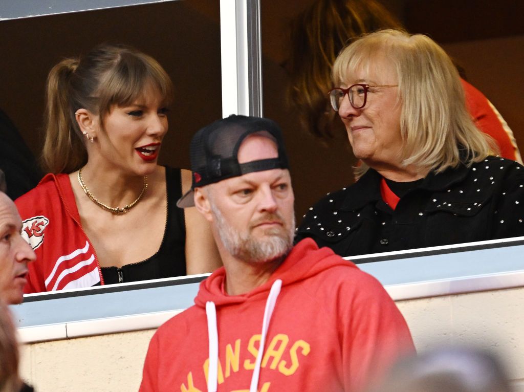 Taylor Swift多次被目擊出席堪薩斯城酋長隊(Kansas City Chiefs)的比賽,看來是默默現身為新男友加油打氣。 (Photo by RJ Sangosti/MediaNews Group/The Denver Post via Getty Images)