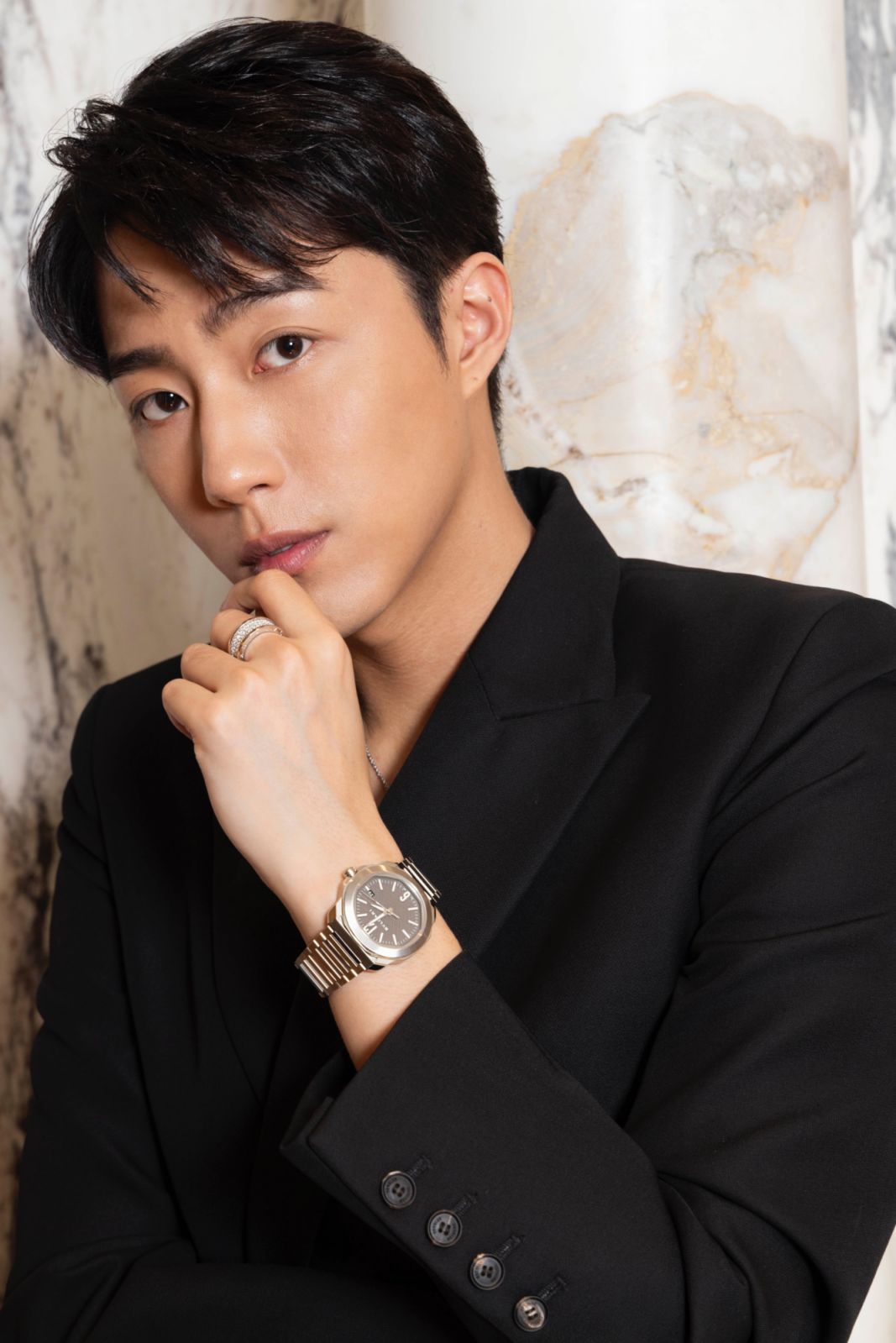 蔡凡熙佩戴Octo Roma系列大三針日期自動腕錶搭配B.Zero1系列珠寶。（Photo: Bulgari）