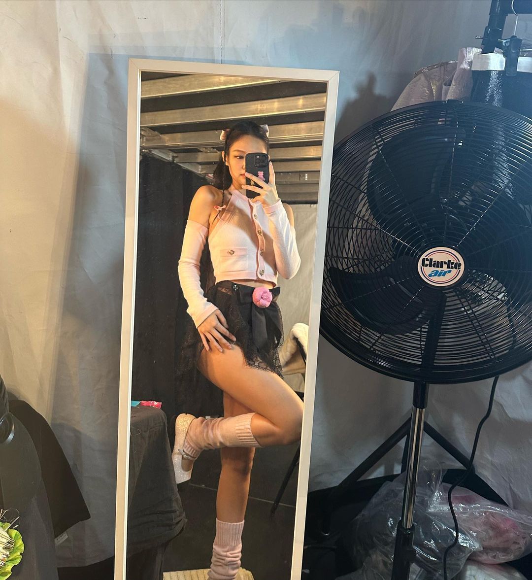 Jennie於《BornPink》巴黎場第二天穿上Chanel為她訂製的舞台服裝。（圖片：@jennierubyjane）