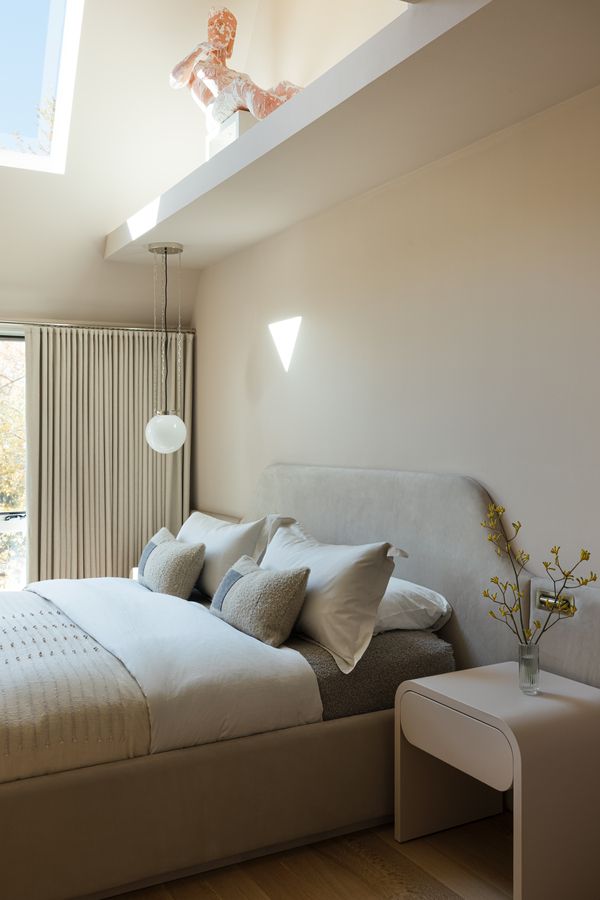 Neutral colours keep the room warm and cosy