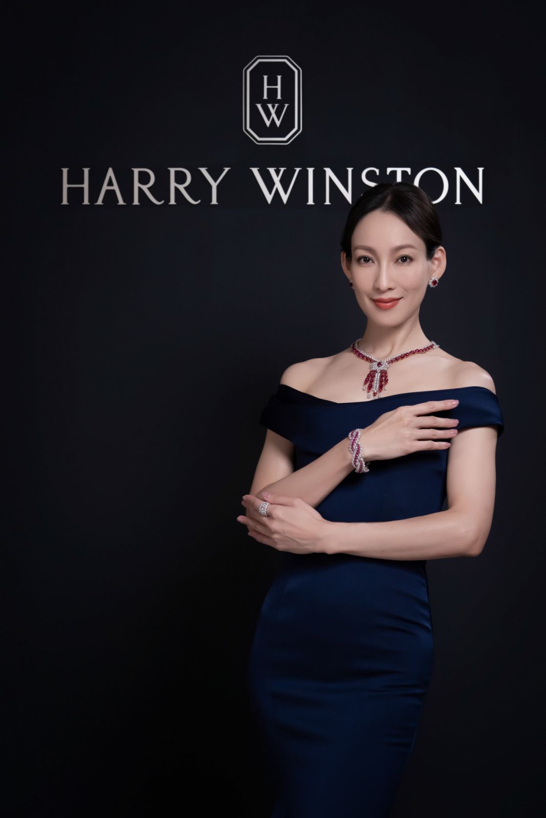名模李曉涵佩戴海瑞溫斯頓鑽石與紅寶石頂級珠寶作品。(Photo: Harry Winston)