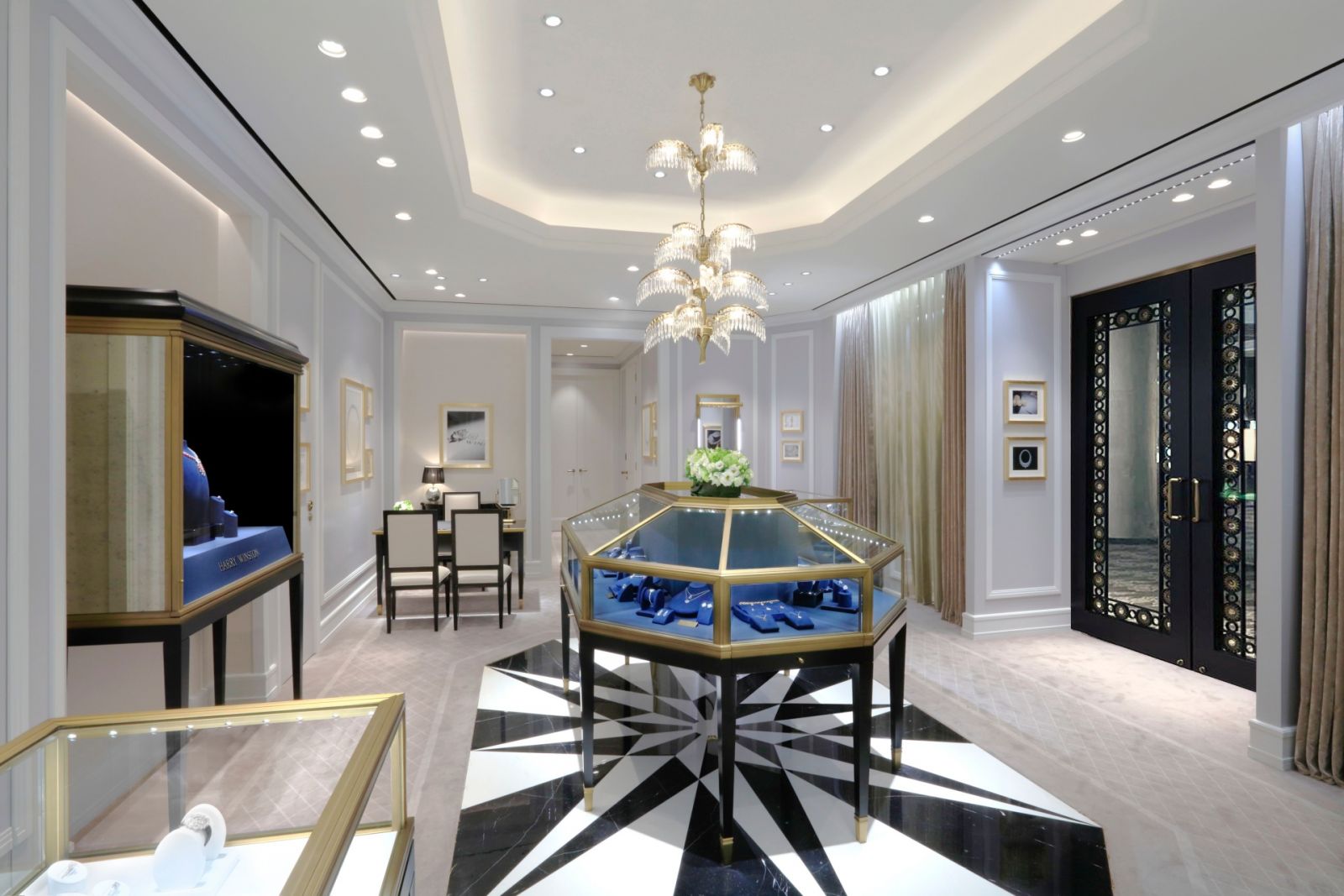 海瑞溫斯頓晶華酒店門市店內展區,顯示奢華宅邸氣派氛圍。(Photo: Harry Winston)