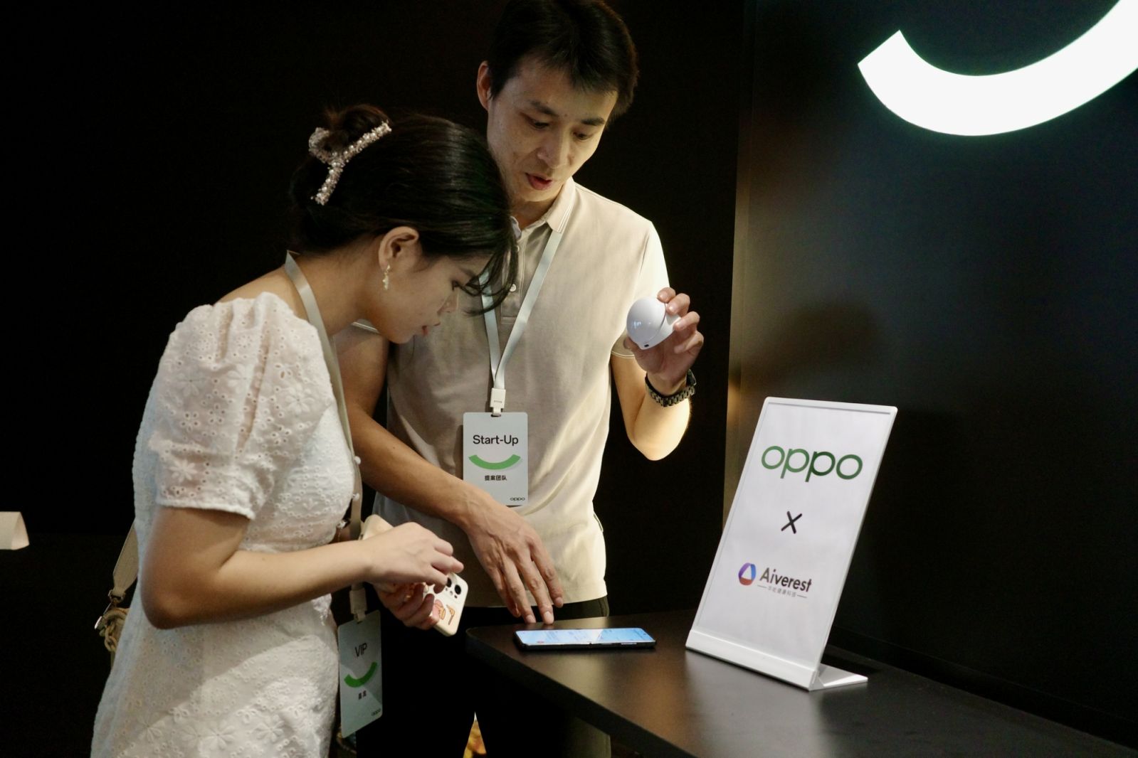 An attendee checking out Aiverest's contactless health monitoring device (Photo: Chong Jinn Xiung)