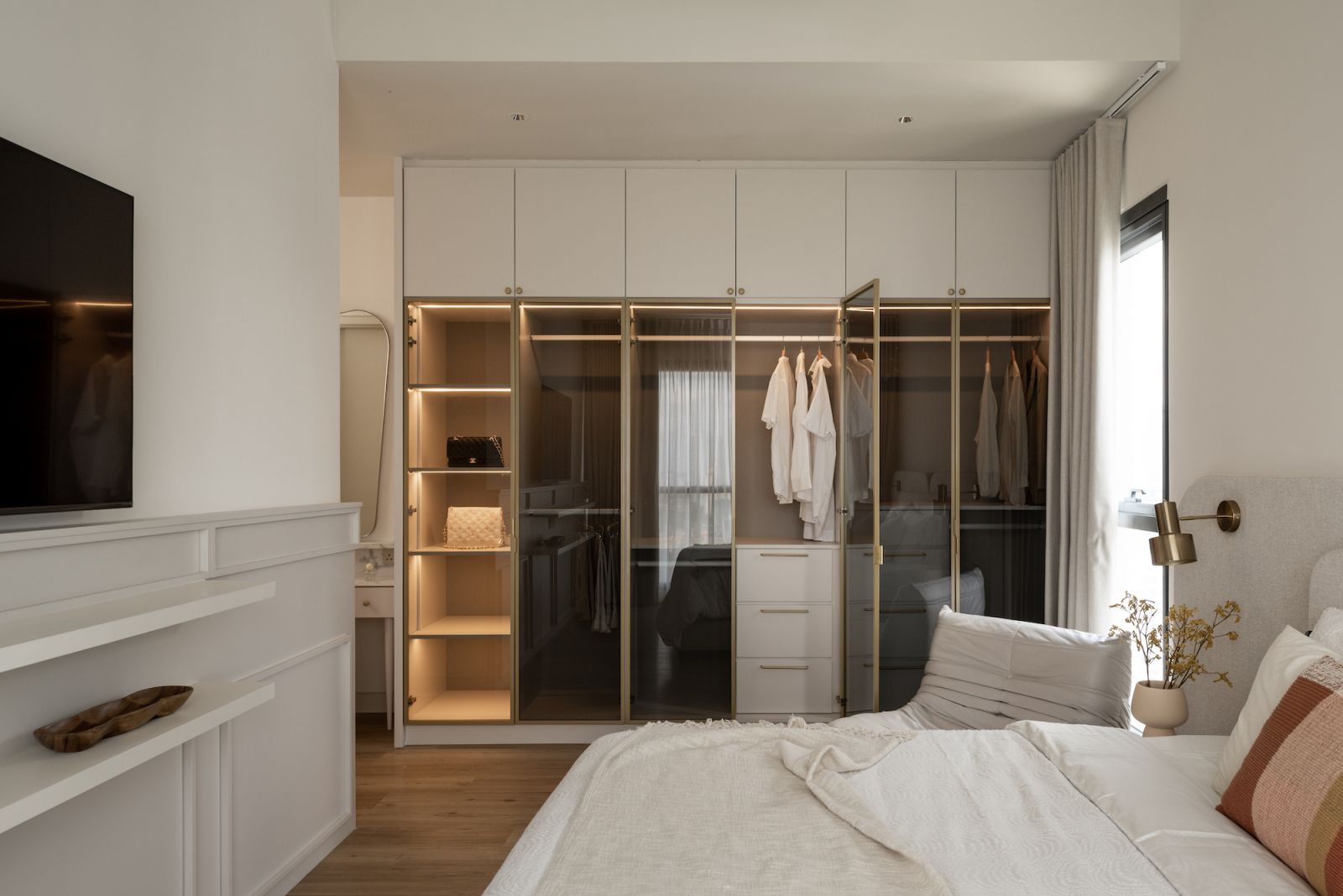 Neutral colours in the bedroom