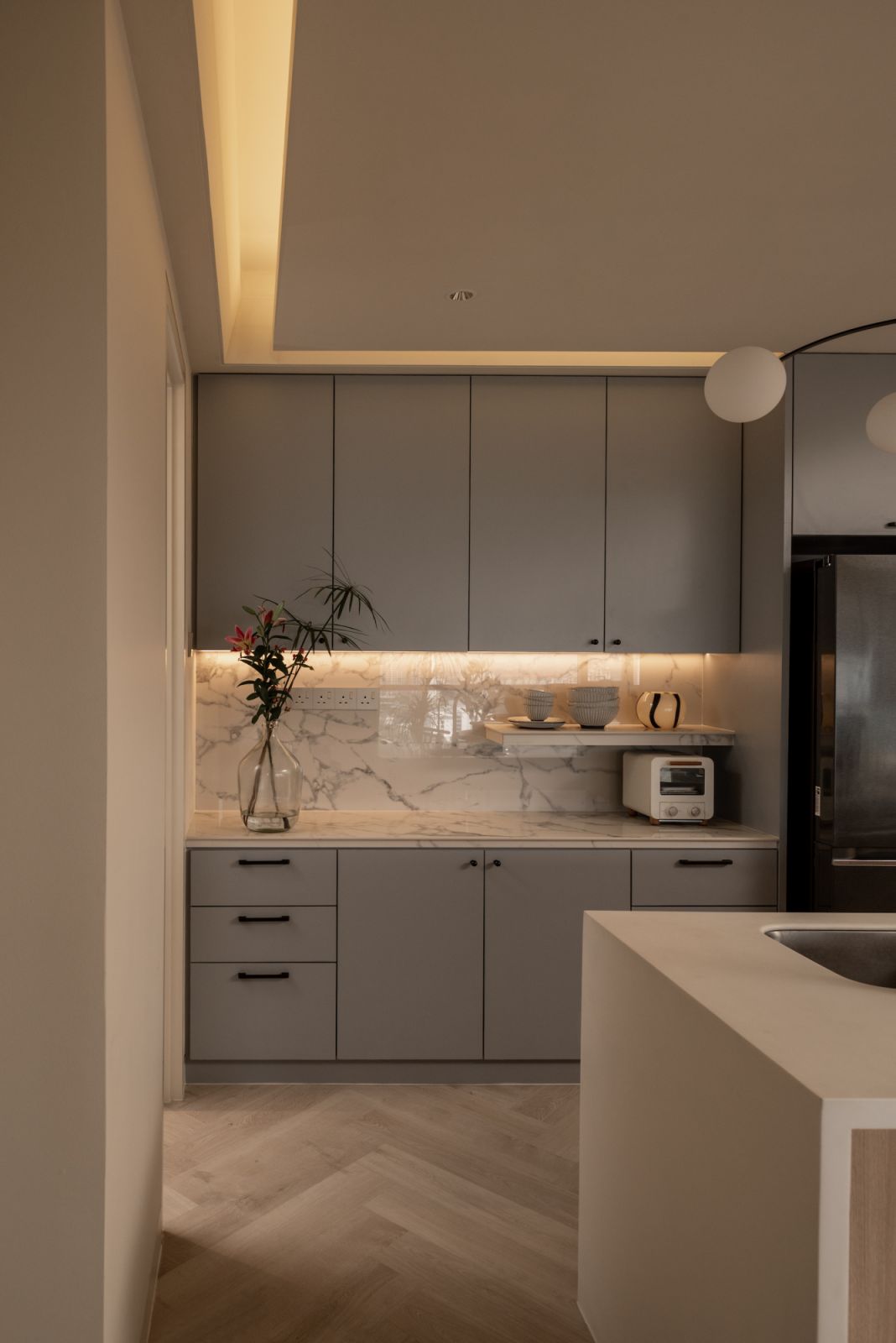 Clean lines in the dry kitchen