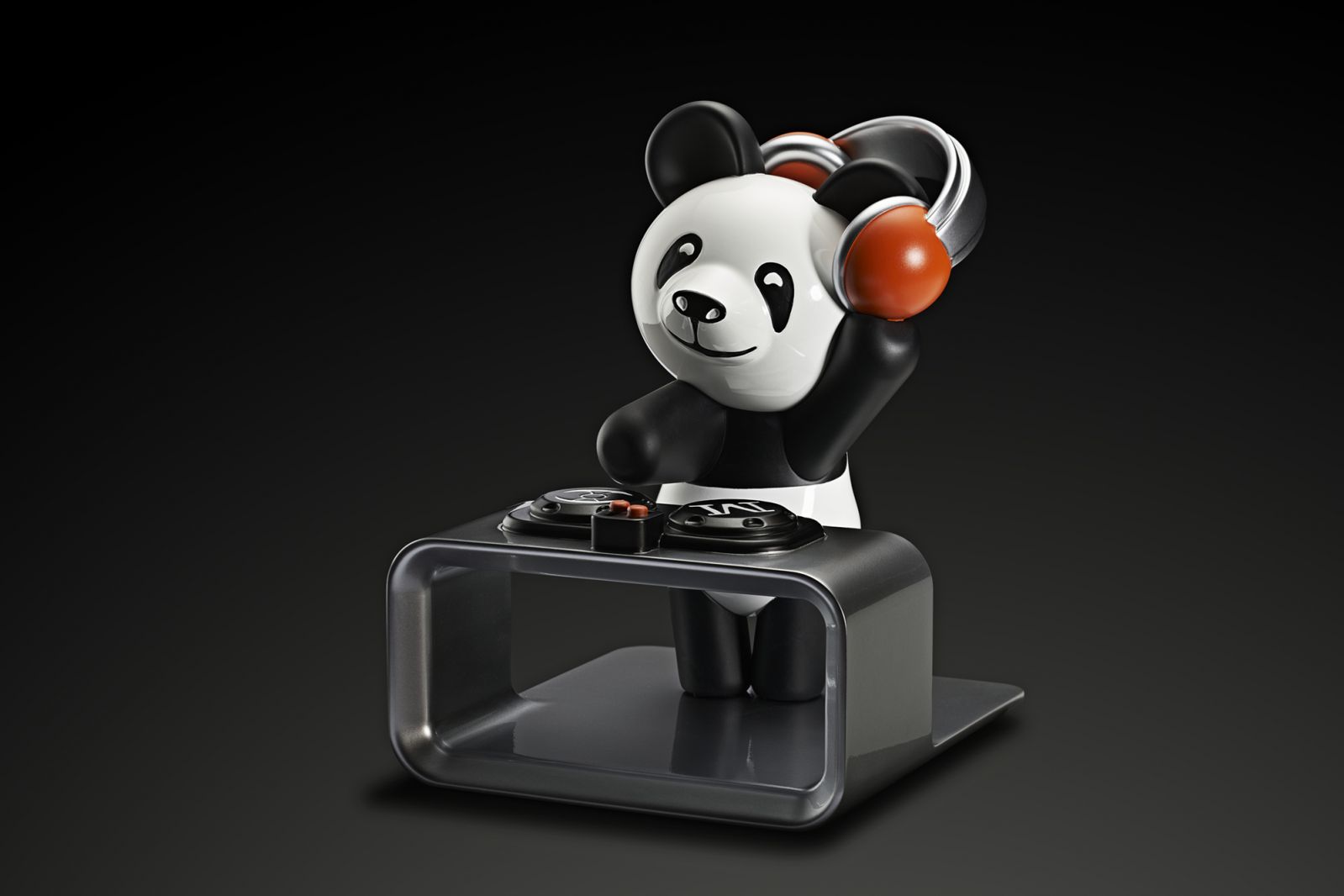 Streamliner Pandamonium腕錶上有一隻可愛的熊貓,扮演DJ播放三問報時的聲響。(Photo: MB&F)