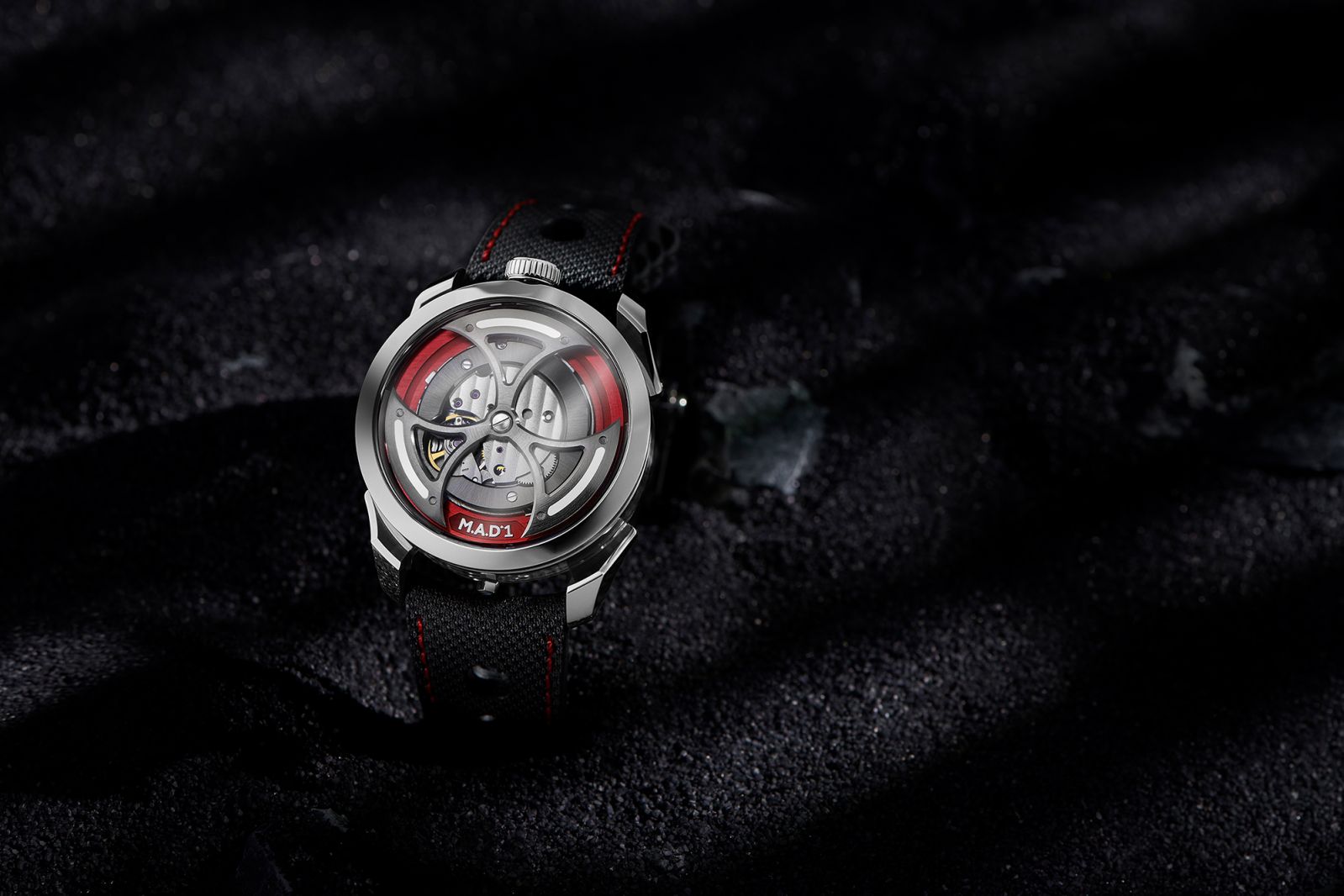 2022年推出的M.A.D.1 RED,訂價約在10萬元台幣,以網路登記、抽籤的方式決定誰能夠買這支限量腕錶。(Photo: MB&F)