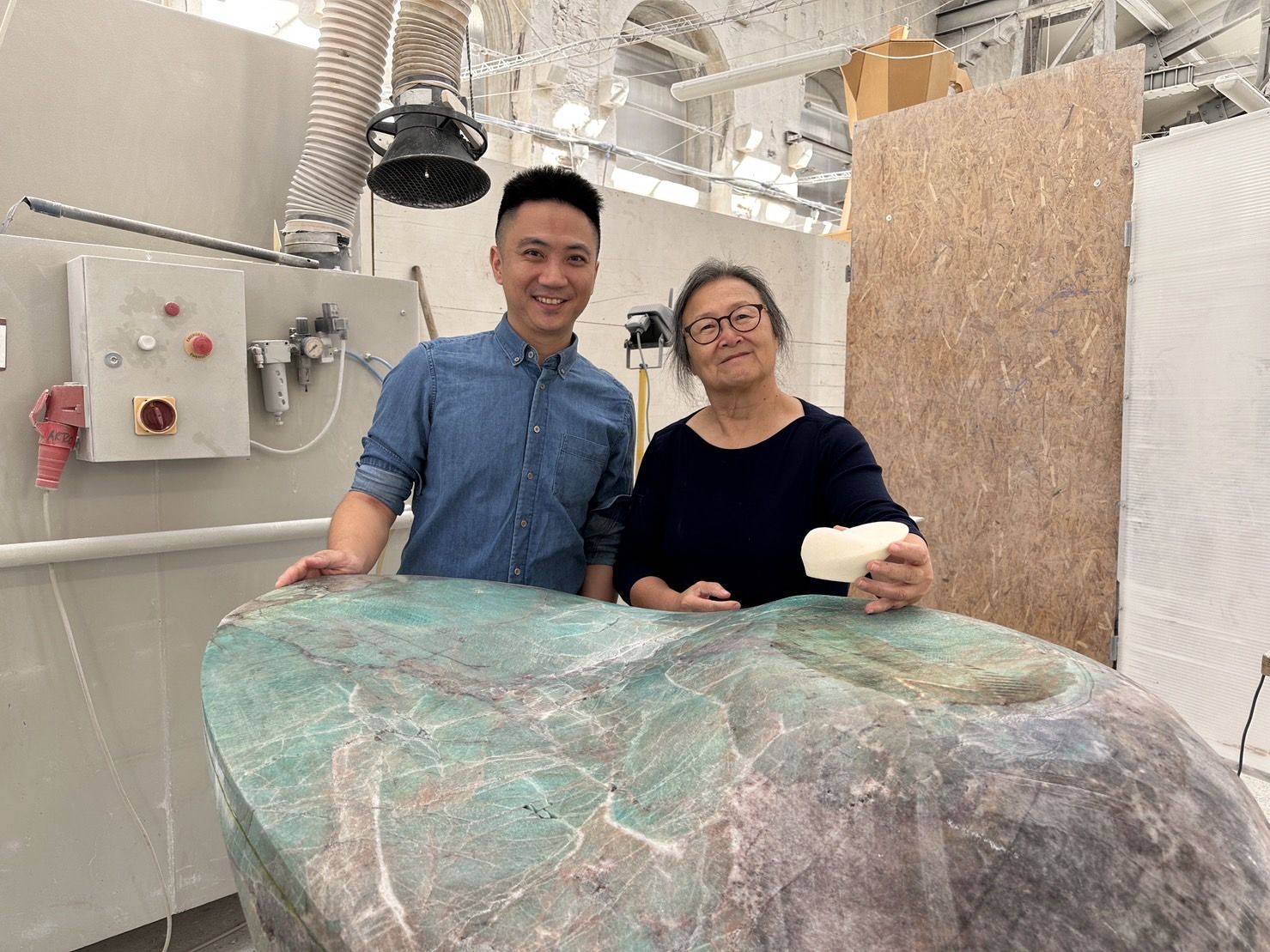 品牌長陳昱愷在九月拜訪藝術家薩璨如位於義大利的工作室,前方為創作中的Tiffany石雕作品。(Photo:承豪石材)